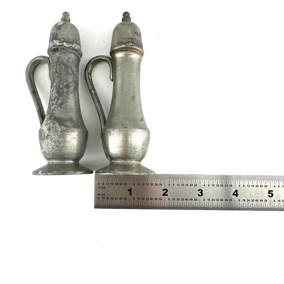 Vintage Oneida Heirloom Pewter Salt & Pepper Shakers 5" Tall - Picture 4 of 8